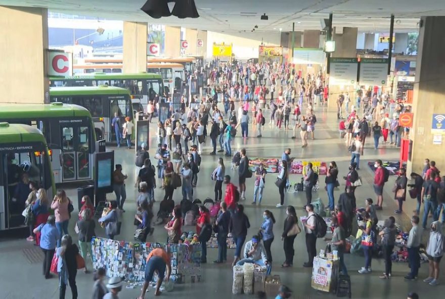 ambulantes-da-rodoviaria-do-plano-piloto-sao-realocados-temporariamente-para-estacionamento-em-acordo-com-gdf