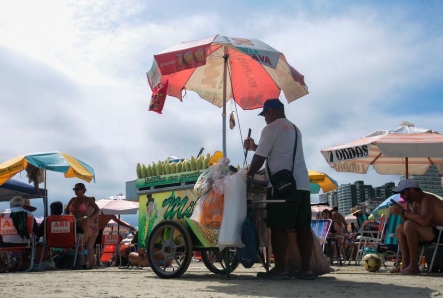 ambulantes-de-praia-grande-recebem-autorizacoes-para-atuacao-em-vias-publicas-e-faixas-de-areia ambulantes-de-praia-grande-recebem-autorizacoes-para-atuacao-em-vias-publicas-e-faixas-de-areia