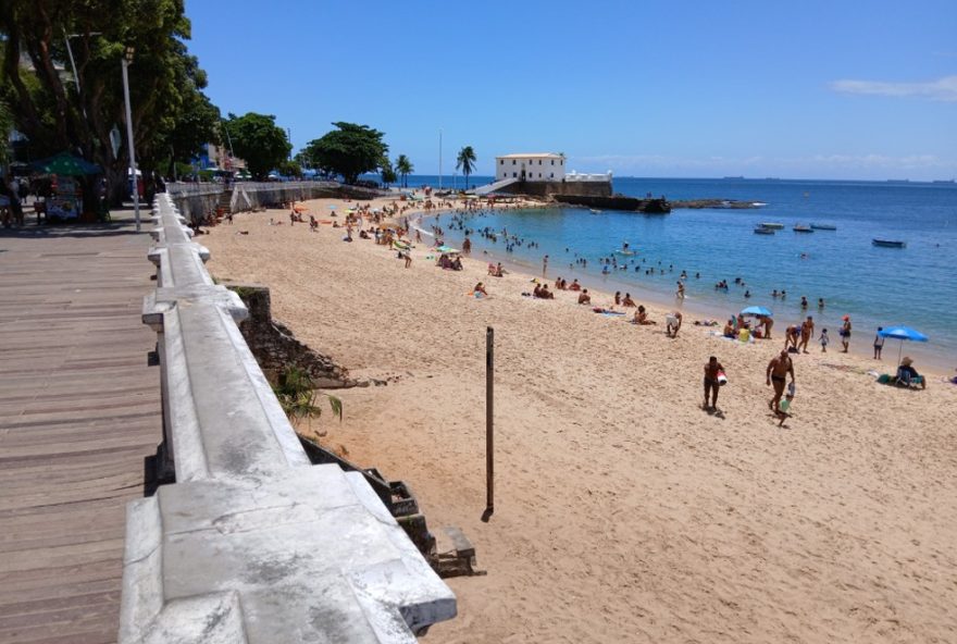 ambulantes-protestam-e-praia-do-porto-da-barra-amanhece-sem-cadeiras-e-sombreiros-em-salvador3A-entenda-a-polemica-das-novas-regras-da-semop