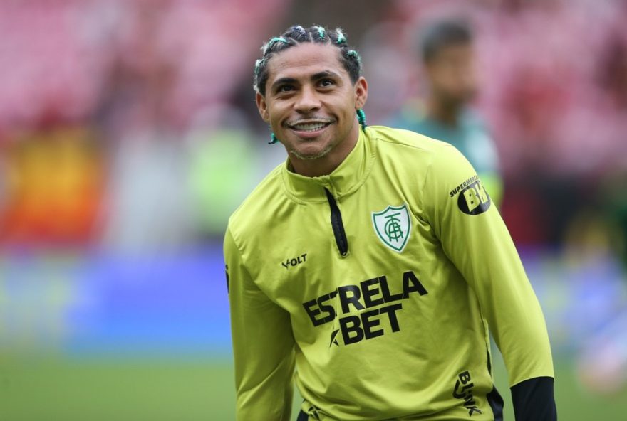 america-mg-libera-meia-e-atacante-visando-reformulacao-do-elenco