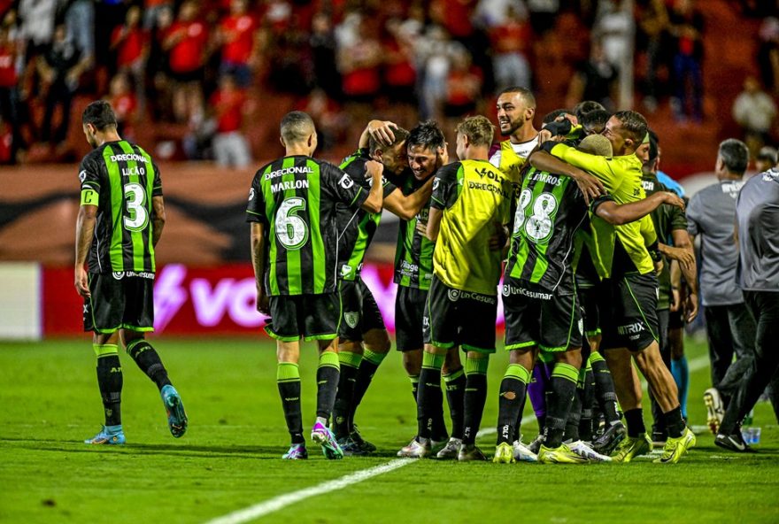 america-mg-quebra-jejum-e-vence-como-visitante-na-serie-b-apos-oito-meses
