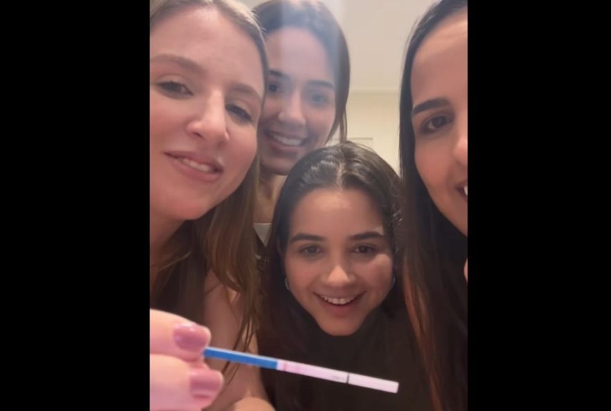 amigas-descobrem-gravidez-simultanea-em-teste-viral-nas-redes-sociais