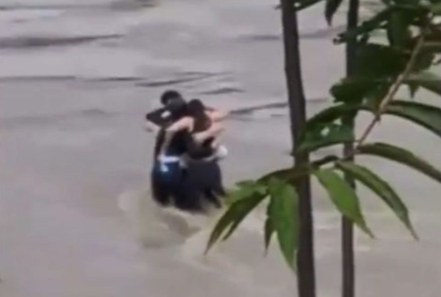 Imagens mostram que amigos se abraçam; em seguida são arrastados pela enchente 
( Foto: Reprodução/X)