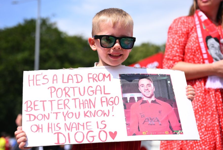 amistoso-emocionante-do-liverpool-sem-jota3A-criancas-e-torcedores-prestam-comoventes-homenagens-no-estadio-deepdale