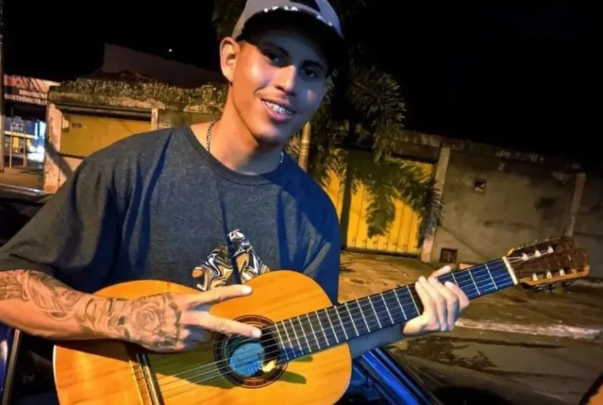 A situação ocorreu na madrugada de domingo, 1º, no Jardim Guanabara, em Goiânia. De acordo com os familiares do garoto, ele teria acendido o objeto, porém não conseguiu soltar o artefato a tempo do estouro (Foto: Divulgação dos familiares)