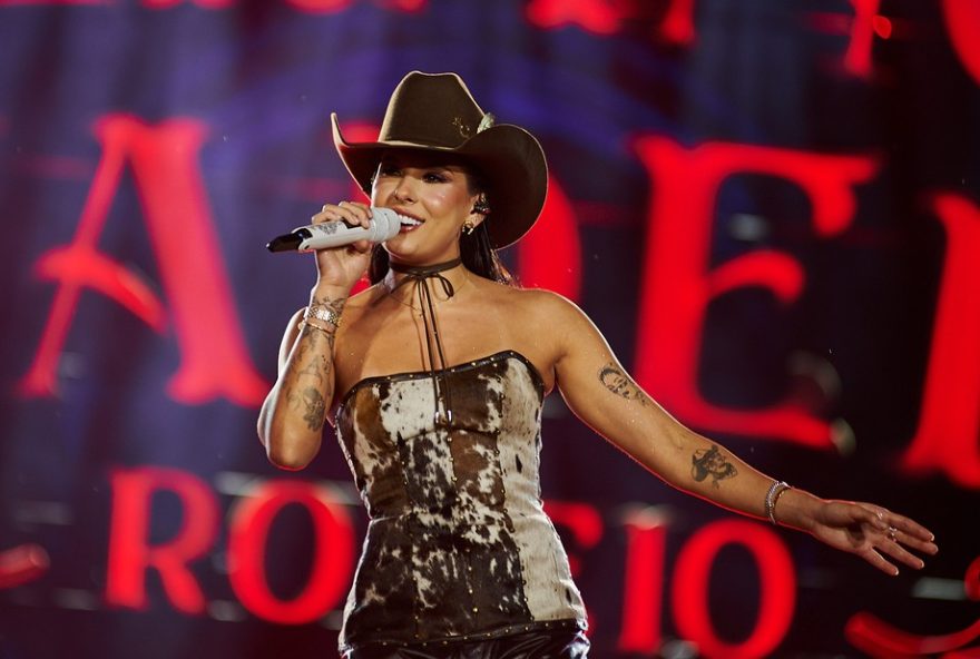 ana-castela3A-barbie-sertaneja-dita-moda-nos-rodeios-com-chapeus-estilizados-e-brilhantes ana-castela3A-barbie-sertaneja-dita-moda-nos-rodeios-com-chapeus-estilizados-e-brilhantes