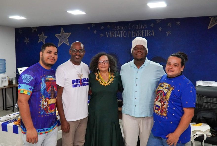 ana-maria-goncalves-primeira-mulher-negra-na-abl-em-traje-especial-da-portela