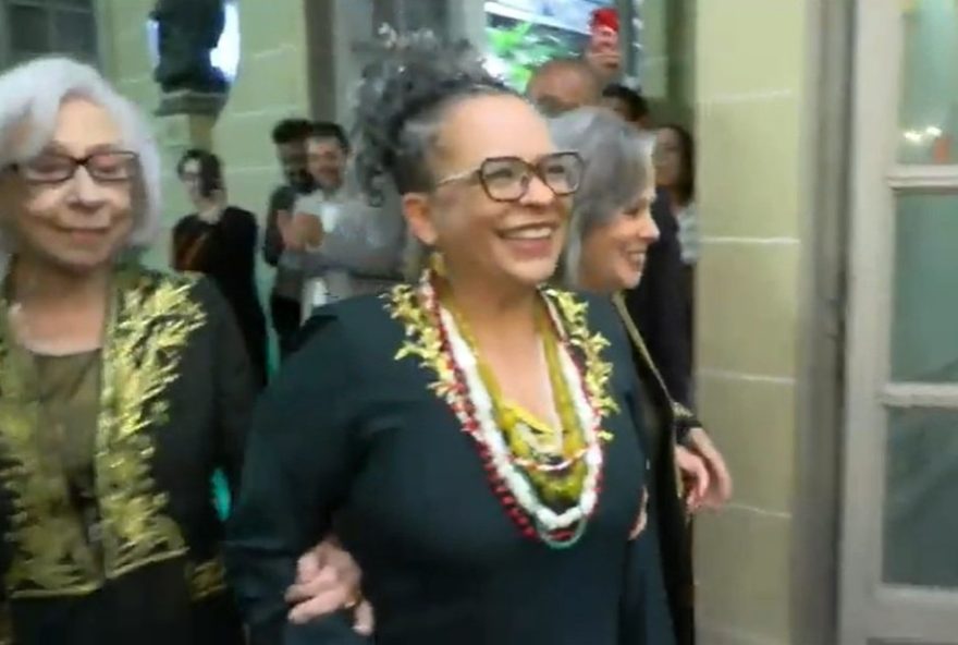 ana-maria-goncalves3A-primeira-mulher-negra-na-abl-assume-cadeira-33