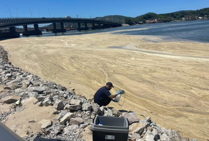 analise-aponta-que-espuma-na-lagoa-da-conceicao-em-florianopolis-e-natural3B-populacao-deve-evitar-contato