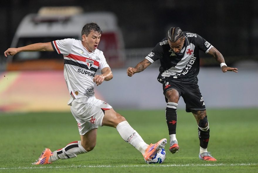 analise-da-atuacao-do-vasco-contra-o-sao-paulo3A-avaliacao-individual-dos-jogadores-e-busca-por-evolucao RJ - RIO DE JANEIRO - 02/11/2025 - BRASILEIRO A 2025, VASCO X SAO PAULO - Tche Tche jogador do Vasco durante partida contra o Sao Paulo no estadio Sao Januario pelo campeonato Brasileiro A 2025. Foto: Thiago Ribeiro/AGIF