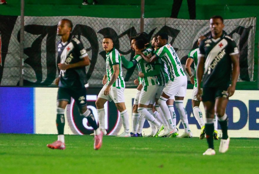 RS - CAXIAS DO SUL - 20/08/2025 - BRASILEIRO A 2025, JUVENTUDE X VASCO - Nene jogador do Juventude comemora seu gol com jogadores do seu time durante partida contra o Vasco no estadio Alfredo Jaconi pelo campeonato Brasileiro A 2025. Foto: Luiz Erbes/AGIF