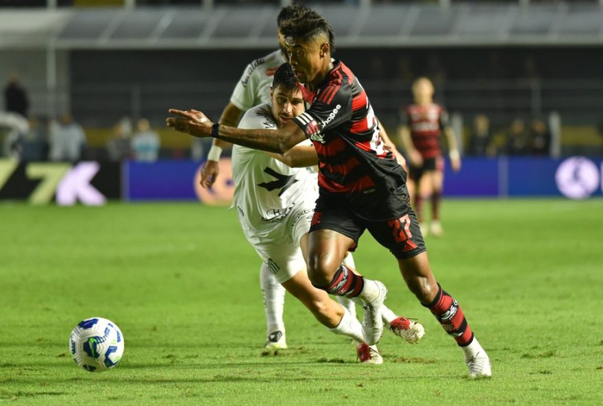 SP - SANTOS - 16/07/2025 - BRASILEIRO A 2025, SANTOS X FLAMENGO - Bruno Henrique jogador do Flamengo durante partida contra o Santos no estadio Vila Belmiro pelo campeonato Brasileiro A 2025. Foto: Jota Erre/AGIF