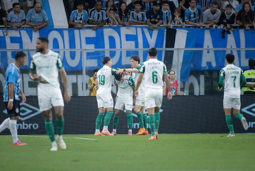 analise-das-atuacoes-do-palmeiras-na-derrota-para-o-gremio3A-quem-se-destacou-e-quem-decepcionou-no-campeonato-brasileiro RS - PORTO ALEGRE - 25/11/2025 - BRASILEIRO A 2025, GREMIO X PALMEIRAS - Facundo Torres jogador do Palmeiras comemora seu gol com jogadores do seu time durante partida contra o Gremio no estadio Arena do Gremio pelo campeonato Brasileiro A 2025. Foto: Maxi Franzoi/AGIF