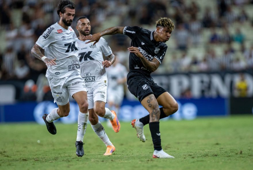 CE - FORTALEZA - 05/10/2025 - BRASILEIRO A 2025, CEARA X SANTOS - [Marcos Victor] jogador do Ceara durante partida contra o Santos no estadio Arena Castelao pelo campeonato Brasileiro A 2025. Foto: Baggio Rodrigues/AGIF