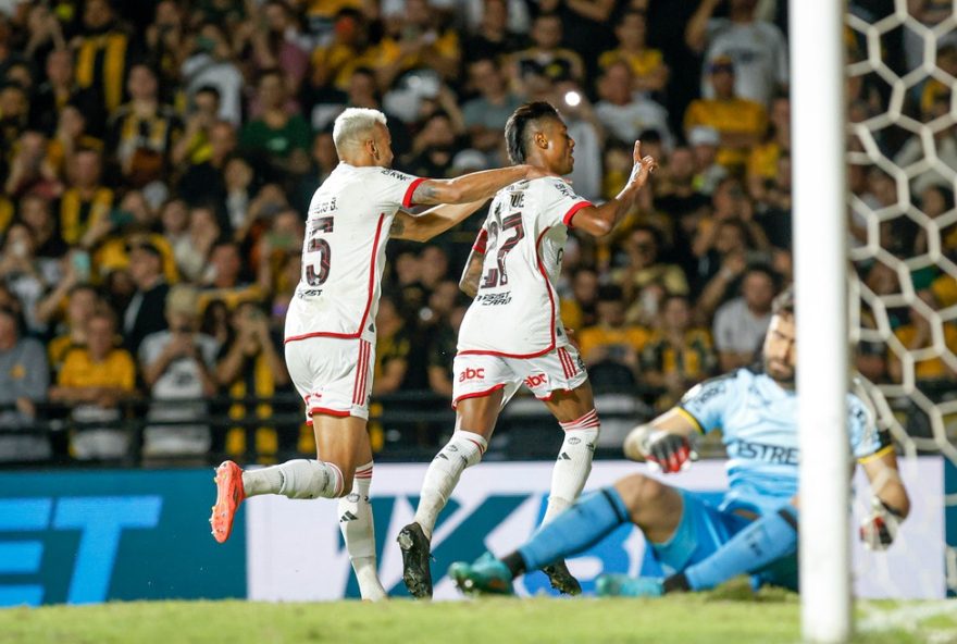 analise-das-atuacoes-e-notas-dos-jogadores-do-flamengo-na-vitoria-por-3-a-0-sobre-o-criciuma3A-bruno-henrique-se-destaca-em-partida-brilhante