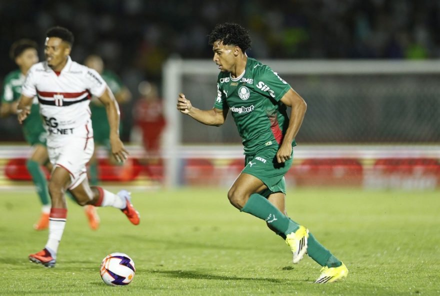 analise-do-palmeiras3A-derrota-expoe-urgencia-de-reforcos-de-peso SP - RIBEIRAO PRETO - 01/02/2026 - PAULISTA 2026, BOTAFOGO-SP X PALMEIRAS - Luighi jogador do Palmeiras durante partida contra o Botafogo-SP no estadio Santa Cruz pelo campeonato Paulista 2026. Foto: Thiago Calil/AGIF