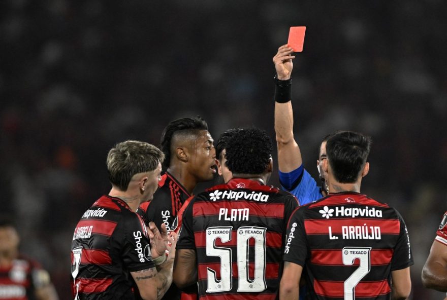 analise-do-var-na-expulsao-de-plata-pelo-flamengo3A-polemica-em-jogo-contra-o-estudiantes