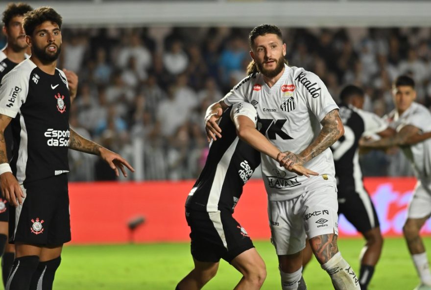 SP - SANTOS - 15/10/2025 - BRASILEIRO A 2025, SANTOS X CORINTHIANS - Ze Rafael jogador do Santos durante partida contra o Corinthians no estadio Vila Belmiro pelo campeonato Brasileiro A 2025. Foto: Jota Erre/AGIF