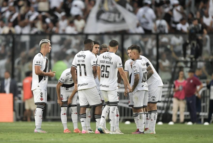 RJ - RIO DE JANEIRO - 24/08/2025 - BRASILEIRO A 2025, VASCO X CORINTHIANS - Jogadores do Vasco durante partida contra o Corinthians no estadio Sao Januario pelo campeonato Brasileiro A 2025. Foto: Thiago Ribeiro/AGIF