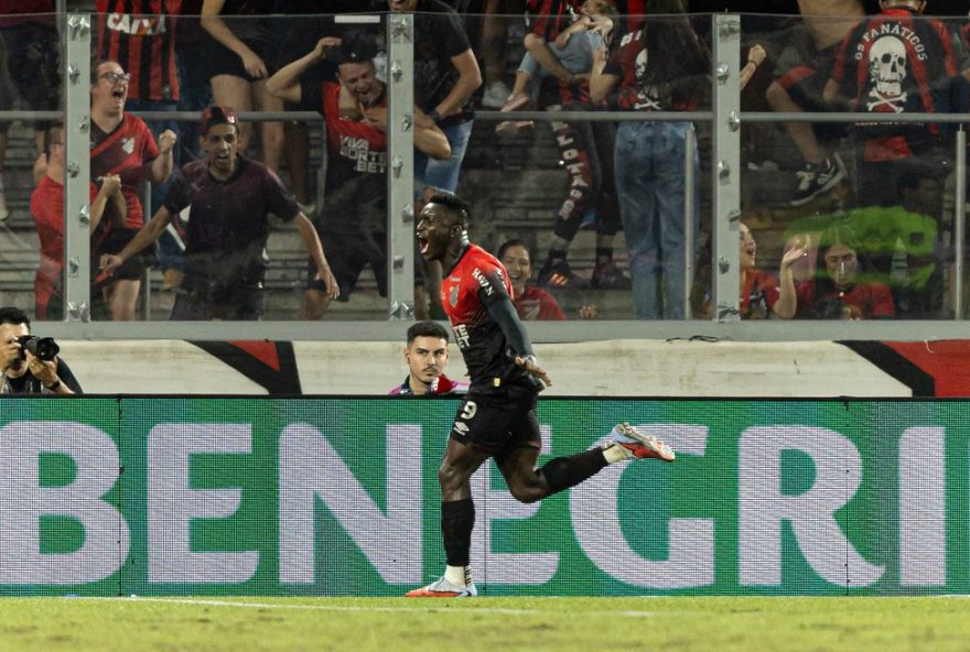 analise3A-athletico-vence-santos-com-atuacoes-de-destaque-de-julimar-e-viveros PR - CURITIBA - 12/02/2026 - BRASILEIRO A 2026, ATHLETICO-PR X SANTOS - Viveros jogador do Athletico-PR comemora seu gol durante partida contra o Santos no estadio Arena da Baixada pelo campeonato Brasileiro A 2026. Foto: Paulo De Tarso/AGIF