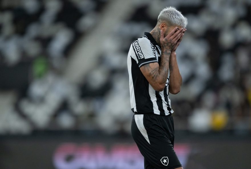 RJ - RIO DE JANEIRO - 17/09/2025 - BRASILEIRO A 2025, BOTAFOGO X MIRASSOL - Barboza jogador do Botafogo lamenta durante partida contra o Mirassol no estadio Engenhao pelo campeonato Brasileiro A 2025. Foto: Jorge Rodrigues/AGIF