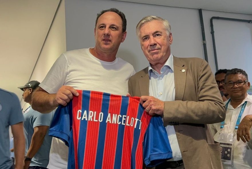ancelotti-assiste-bahia-x-santos-na-fonte-nova-e-recebe-camisa-de-rogerio-ceni