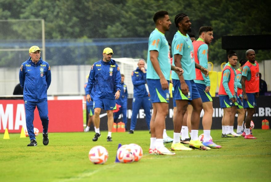 ancelotti-comanda-primeiro-treino-completo-da-selecao-e-da-pistas-de-escalacao-para-enfrentar-equador