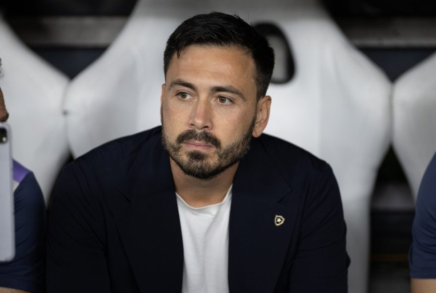 CE - FORTALEZA - 09/08/2025 - BRASILEIRO A 2025, FORTALEZA X BOTAFOGO - davide tecnico do Botafogo durante partida contra o Fortaleza no estadio Arena Castelao pelo campeonato Brasileiro A 2025. Foto: Baggio Rodrigues/AGIF