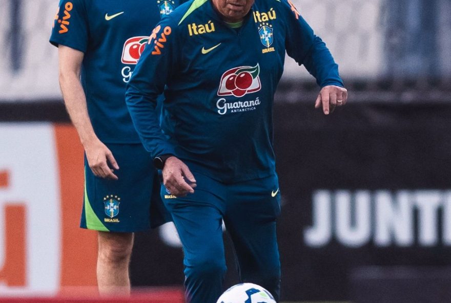 ancelotti-participa-de-altinha-em-treino-da-selecao-e-tem-conversa-com-gerson3A-preparativos-para-jogo-decisivo-contra-o-paraguai