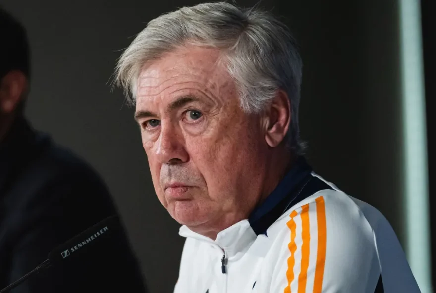 Seleção: Ancelotti define pré-lista e toma decisão na contramão de Ednaldo
Carlo Ancelotti definiu a lista prévia dos convocados para sua estreia na Seleção Brasileira.
Mesmo que ainda seja técnico do Real Madrid, o italiano trabalhou nos bastidores junto com Rodrigo Caetano e Juan, nomes fortes do futebol na CBF, para adiantar os trabalhos e encaminhar a pré-convocação à Fifa.
O comandante também tomou uma decisão importante: a lista não será divulgada, ao contrário do que aconteceu na última Data Fifa, quando Ednaldo Rodrigues determinou que os nomes fossem revelados. A informação é do ge, confirmada pelo CNN Esportes.
A reportagem também apurou alguns nomes que devem estar no documento. O estafe de Ancelotti pediu à CBF que monitorasse Andrey Santos, Caio Henrique e Alexsandro, que atuam na Ligue 1. 
Discreto, Ancelotti apresentará os convocados para a Seleção Brasileira no dia 26 de maio, data que marca o início de seu trabalho na CBF. O contrato do italiano vai até o fim da próxima Copa do Mundo. 
A estreia do novo treinador será no dia 5 de junho, quando o Brasil visita o Equador, em Guayaquil. Depois, ainda encara o Paraguai, na Neo Química Arena. Os dois jogos são válidos pelas Eliminatórias da Copa do Mundo.