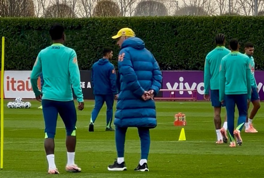 ancelotti-troca-segredos-com-vini-jr-em-treino-da-selecao-brasileira2C-veja-video