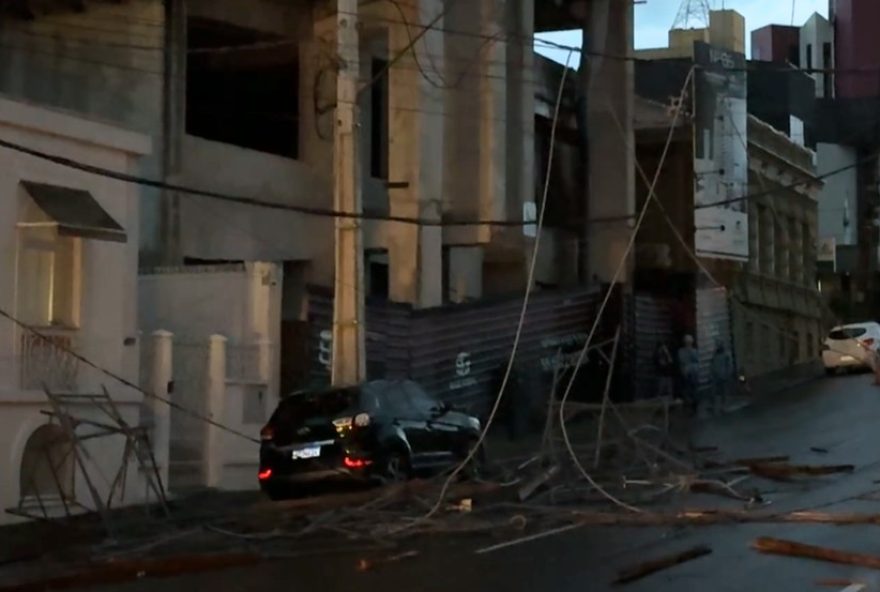 andaime-de-predio-cai-em-carro-e-poste-em-ponta-grossa3A-cidade-fica-sem-luz-em-20-mil-imoveis-e-100-semaforos