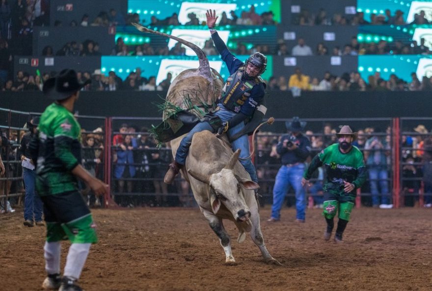 andrei-scoparo-e-daniela-andreotti-brilham-na-1a-noite-do-rodeio-de-americana3A-festa-do-peao-de-americana-sao-paulo-inicia-com-sucesso-no-campeonato-brasileiro-da-pbr-e-tres-tambores