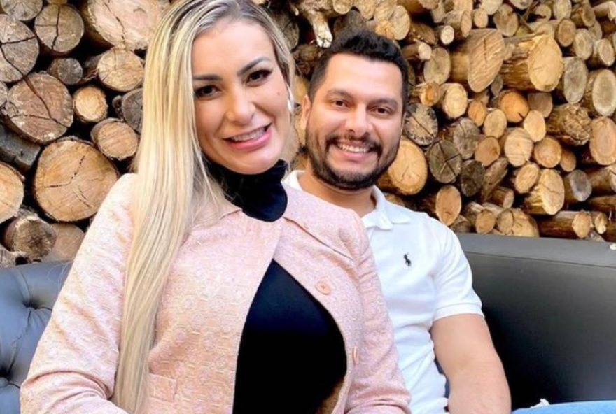 Andressa Urach e Thiago Lopes posam. | Andressa Urach e o marido Tiago Lopes voltaram a igreja e afirmam terem sido batizados novamente.