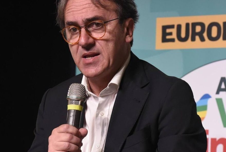 angelo-bonelli3A-ativista-ambiental-questiona-presenca-de-zambelli-na-italia