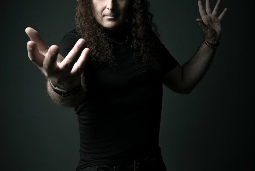 angra-anuncia-saida-de-fabio-lione-como-vocalista-apos-13-anos-ultimo-show-marcado-para-abril-no-festival-bangers-open-air