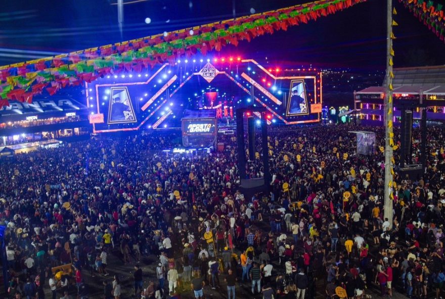 anjos-de-resgate-e-eliana-ribeiro-se-apresentam-no-sao-joao-de-caruaru-em-2025