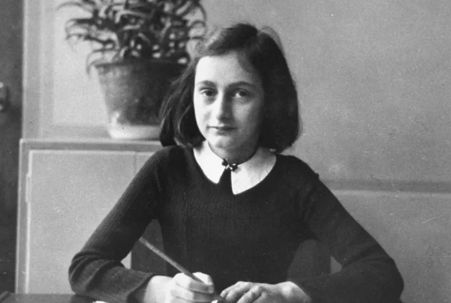 Professora é demitida após ler trecho sobre genitálias em “O Diário de Anne Frank”