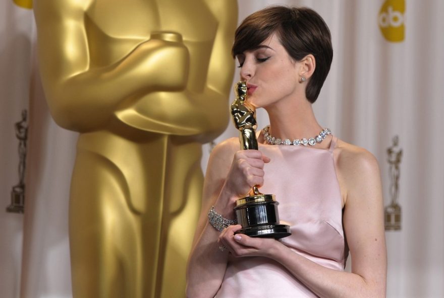 anne-hathaway-segurando-estatueta-oscar-20133A-curiosidades-e-recordes anne-hathaway-segurando-estatueta-oscar-20133A-curiosidades-e-recordes
