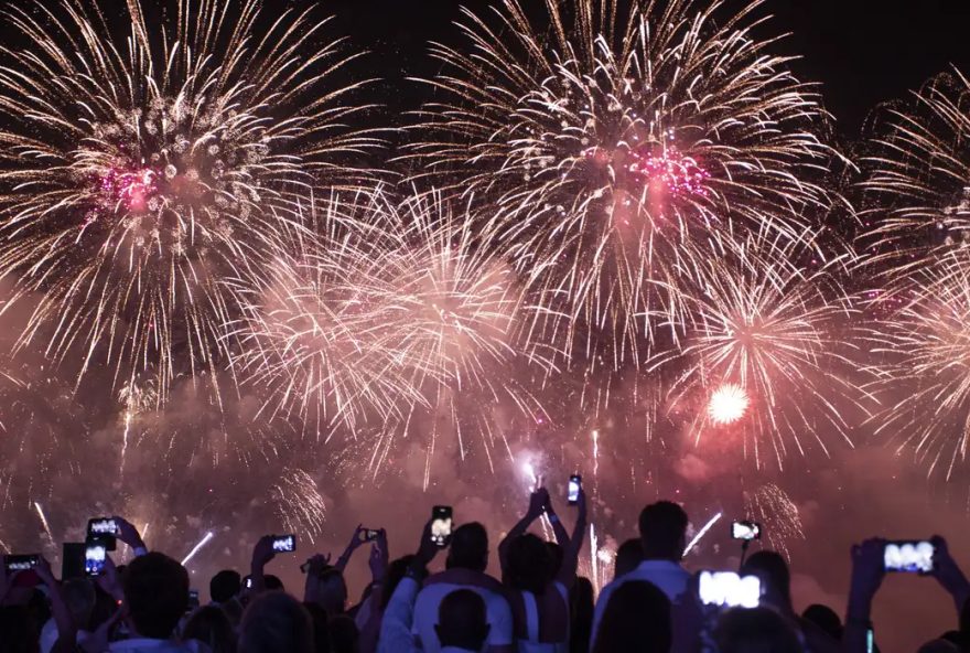 Praias brasileiras são grandes palcos de festas para receber o novo ano (Foto: Agência Brasil)