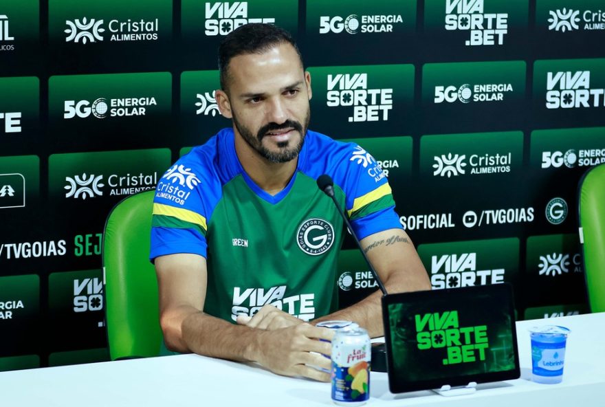 anselmo-ramon2C-destaque-do-goias2C-comemora-gol-decisivo-e-lideranca-na-serie-b