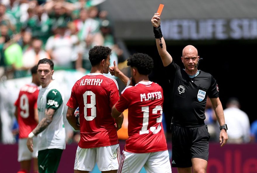 anthony-taylor3A-polemico-arbitro-da-premier-league-que-bateu-recorde-de-cartoes-e-expulsou-veiga