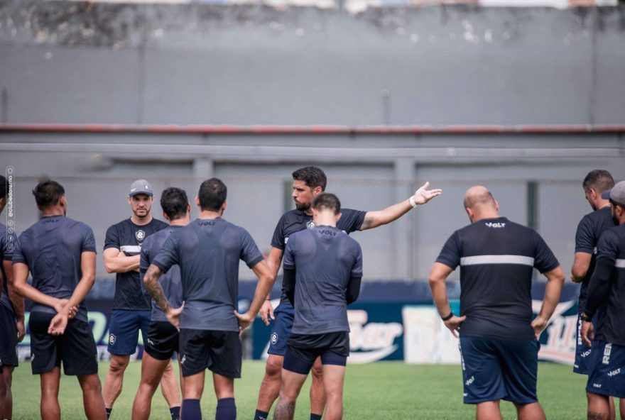 antonio-oliveira-escala-time-com-sete-titulares-e-mantem-rotacao-no-comando-do-remo-na-serie-b3A-analise-e-estrategias-em-destaque