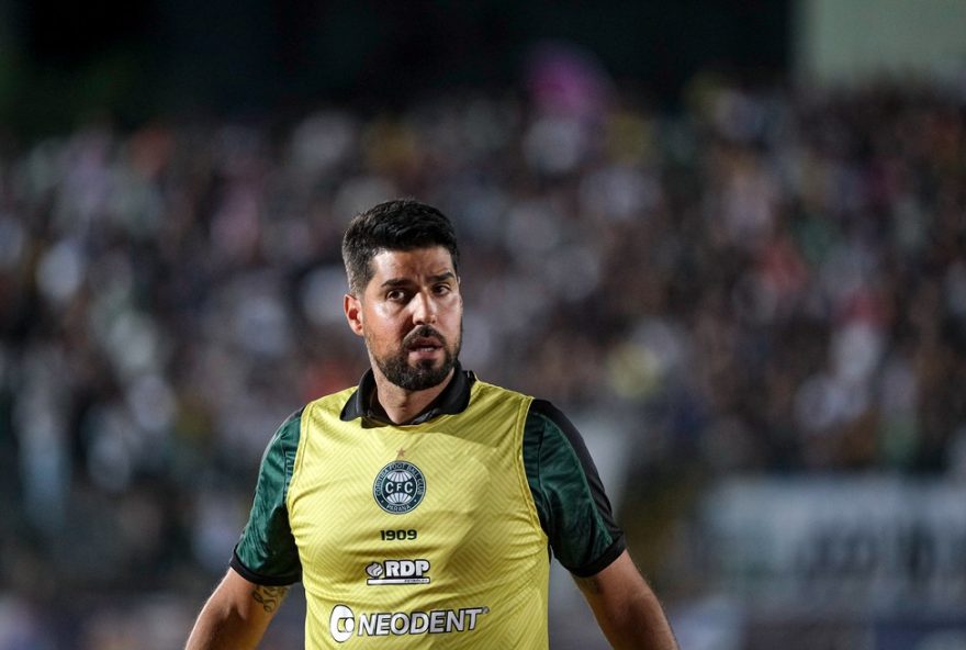 antonio-oliveira-volta-em-jogo-emocionante-entre-remo-e-coritiba-pela-serie-b