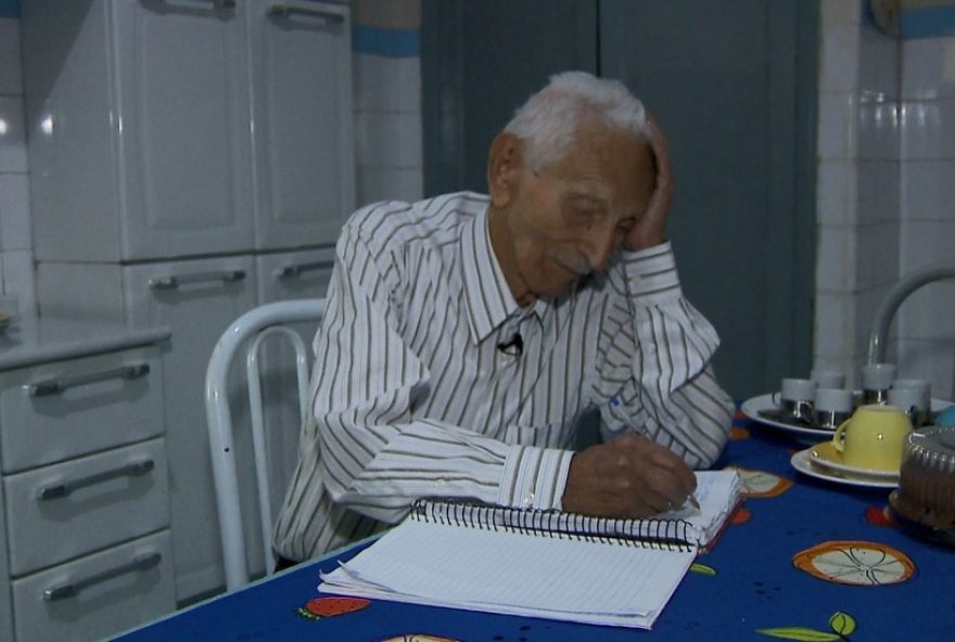 aos-98-anos2C-a-rotina-de-anotar-memorias-e-mantida-com-amor-e-cuidado.-conheca-a-historia-de-joao-dos-santos-e-seus-diarios-cheios-de-vida