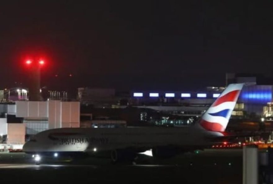 apagao-em-heathrow3A-aeroporto-retoma-parcialmente-operacoes-apos-incendio