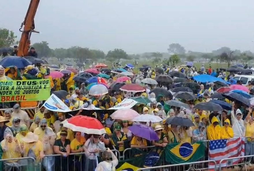 apoiadores-de-bolsonaro-enfrentam-chuva-na-praca-do-cruzeiro-em-protesto apoiadores-de-bolsonaro-enfrentam-chuva-na-praca-do-cruzeiro-em-protesto