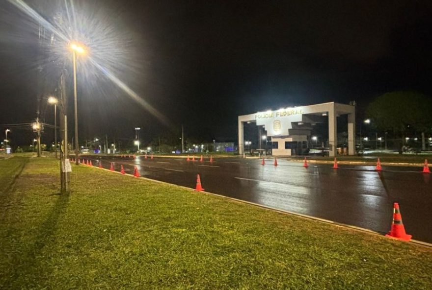 apoiadores-deixam-vigilia-por-bolsonaro-em-frente-a-pf-em-noite-chuvosa apoiadores-deixam-vigilia-por-bolsonaro-em-frente-a-pf-em-noite-chuvosa