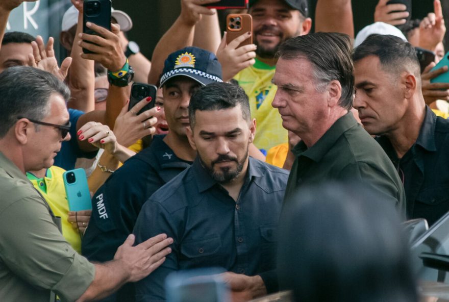 apoiadores-marcam-presenca-no-hospital-em-1a-saida-de-bolsonaro-apos-condenacao