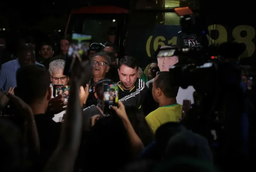 apoiadores-se-reunem-em-vigilia-ao-redor-de-22bolsonaro-de-papelao22